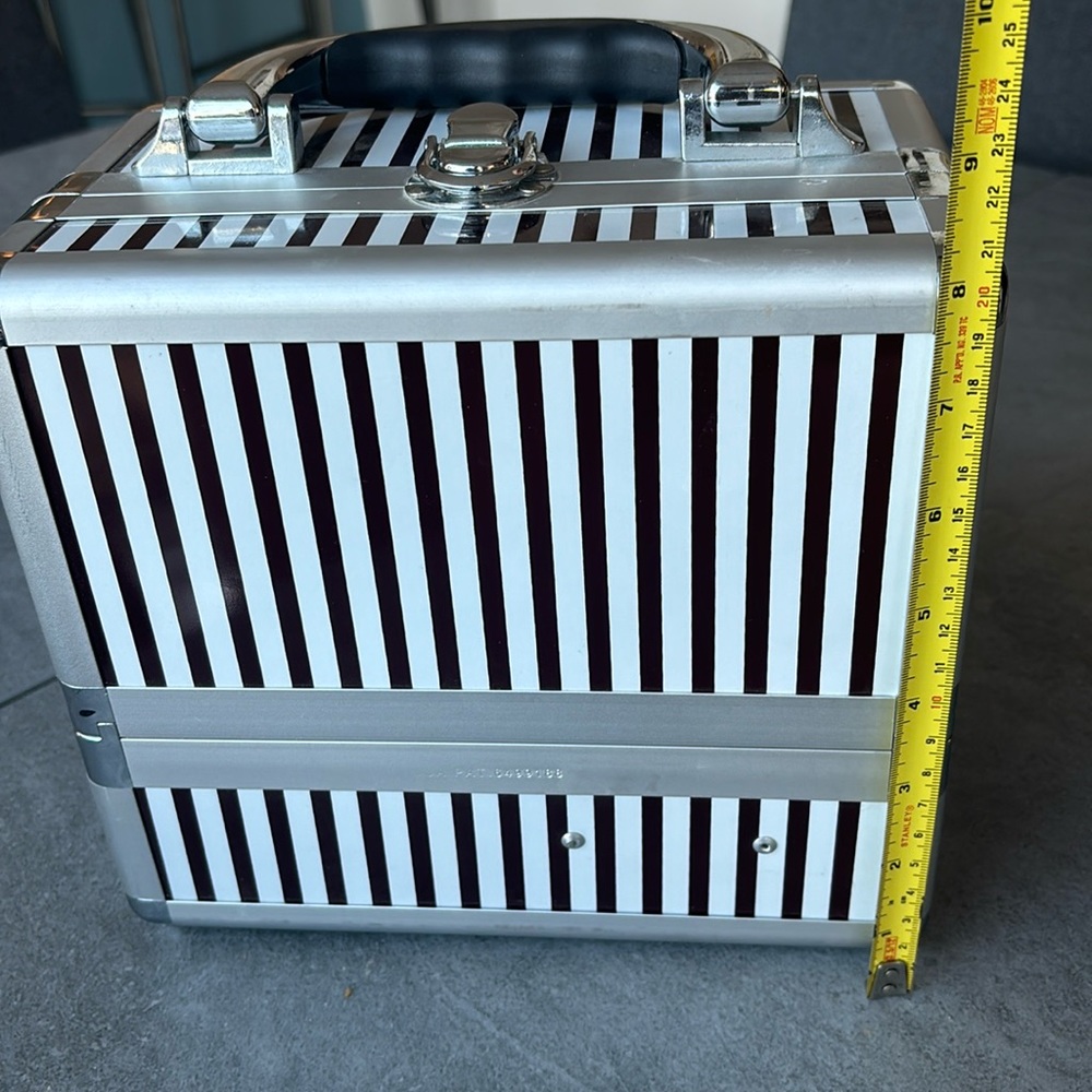 Rare Henri Bendel  Limited Edition Metal Makeup Case